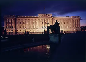 Nagele: Buckingham Palace by night, London