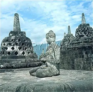 Borobudur: BUDDHA AT TEMPLE