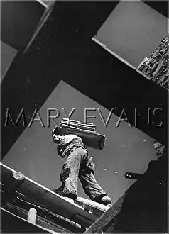 Pallet: BUILDER CARRYING BRICKS
