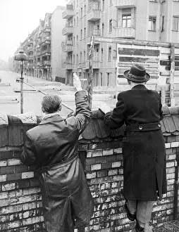Kopfbedeckung: Building the Berlin Wall 1961 - People at the Wall