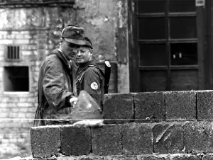 Maurer: Building of the Berlin Wall