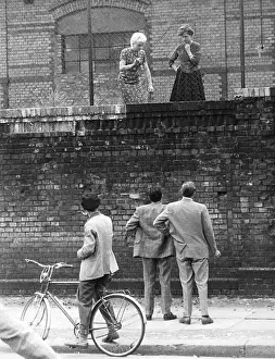 Sprechen: Building the Berlin Wall - People at the Wall
