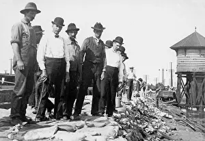Dikes: Building flood protection dikes St. Louis USA early 1900s