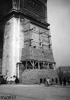Sandbag: Building protection against aerial attacks at the Arc de