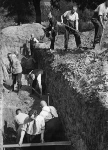 Splinter: Building of a splinter protection trench, 1943