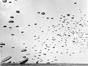 Manover: Bulk landing of American parachutists