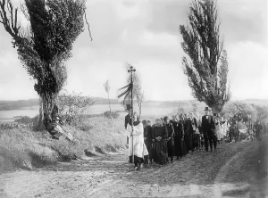 Mourners: Burial in the country