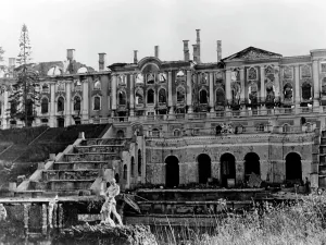 Samson: Burned-out Petershof, 1942