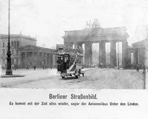 Decker: Bus in front of the Brandenburg Gate in Berlin, 1919