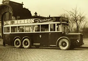 Omnibuses: Bus of the municipality of Vienna in front