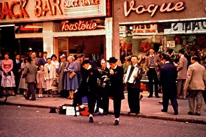 Busking: Buskers on a London street
