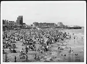 Margate: BUSY BEACH, MARGATE