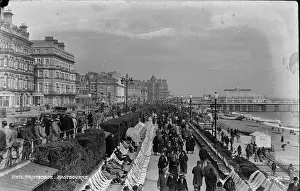 Eastbourne: Busy Promenade in Eastbourne