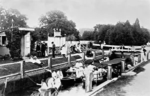 Shiplake: Busy scene at Shiplake Lock on the River Thames