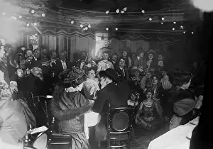 Montmartre: Cabaret Le Chat Noir in Paris, 1909