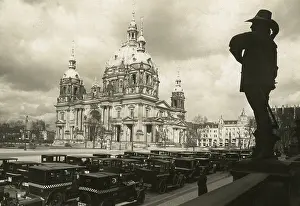 Cabs: Cabs in front of the Berlin Cathedral, 1928