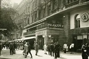Unter: Cafe Kranzler in Berlin, around 1925