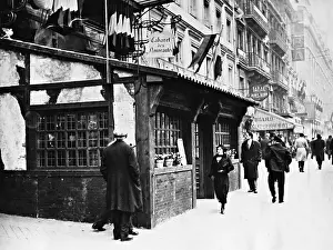 Montmartre: Cafee in Paris, 1932