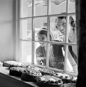 Padstow: Cake shop window