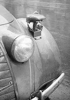 Hardly: Camouflage headlight on a car in Berlin, 1940