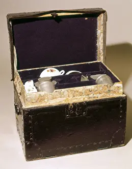 Alava: Campaign chest with tea set that the Duke of