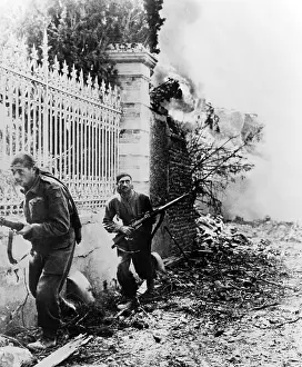 Rs3wnlcgr: Two Canadian soldiers edge along wall, on the