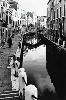 Calle: Canal in Venice