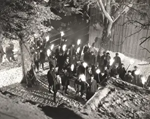 1910s 1940: Candlelight vigil