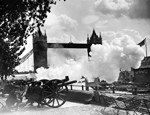 Canon: Cannon fire at Tower Bridge, 1930