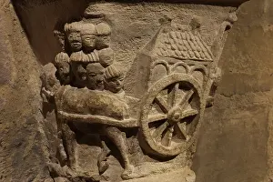 Suger: Capital, Crypt, Basilique Saint-Denis, Saint-Denis, France