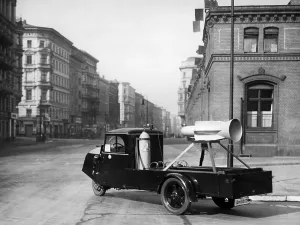 Preparatory: Car with alarm device at an air raid drill in Berlin, 19