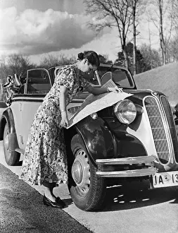 Gathers: Car driver with a road map, 1938