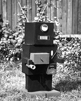 Robots: CARDBOARD ROBOT
