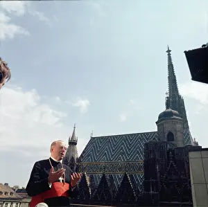 Konig: Cardinal Franz Konig. In the background St