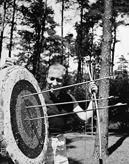 Arrows: Carl Raddatz, 1939
