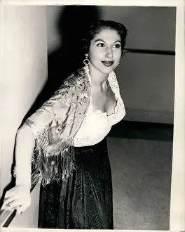 Pasquale: Carmen de Santa Cruz, dancer, arriving for opera
