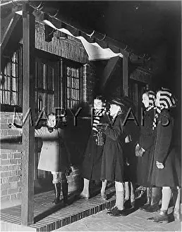 Doorbell: CAROL SINGERS 1930S