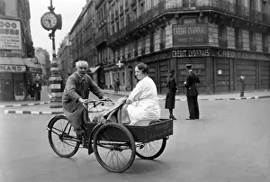 Shortage: Carrier bicyclist in Paris, 1940