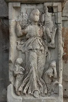 Maxentius: Carved figures on the base of the four Corinthian