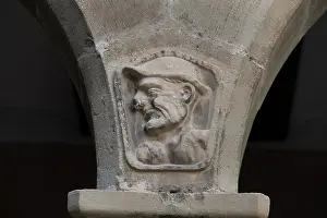 Understood: Carved figures of pupils, between the arches of the patio