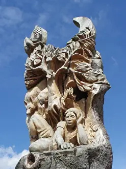 Pershore: Carved tree trunk, Pershore, Worcestershire