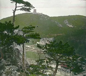 Overlooks: Castle ruin Rauheneck