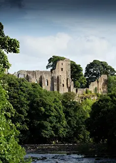 Alun: Castle ruins from the north, with the river Tees