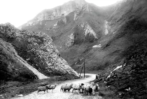Castleton: Castleton, the Winnats 1909