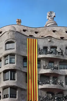Mila: Catalan flag on La Pedrera, Diada celebrations