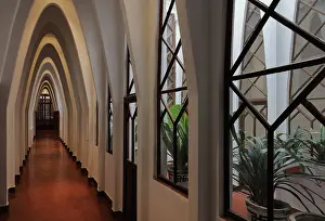 Catenary: Catenary arched corridor, Colegio Teresiano, Barcelona