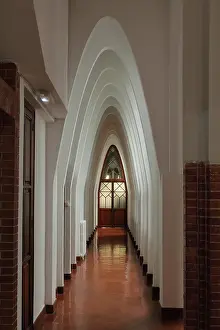 Parabolic: Catenary arched corridor, Colegio Teresiano, Barcelona