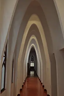 Parabolic: Catenary arched corridor, Colegio Teresiano, Barcelona