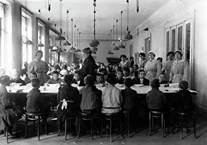 Austrians: Catering of Austrian war children, 1915