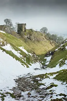 Alun: Cave Dale towards the castle's keep